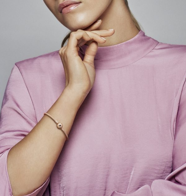 HIGH_RGB_586543_ABC123_MODEL_eCOM_RGB.jpg HIGH_RGB_586543_ABC123_MODEL_eCOM_RGB.jpg