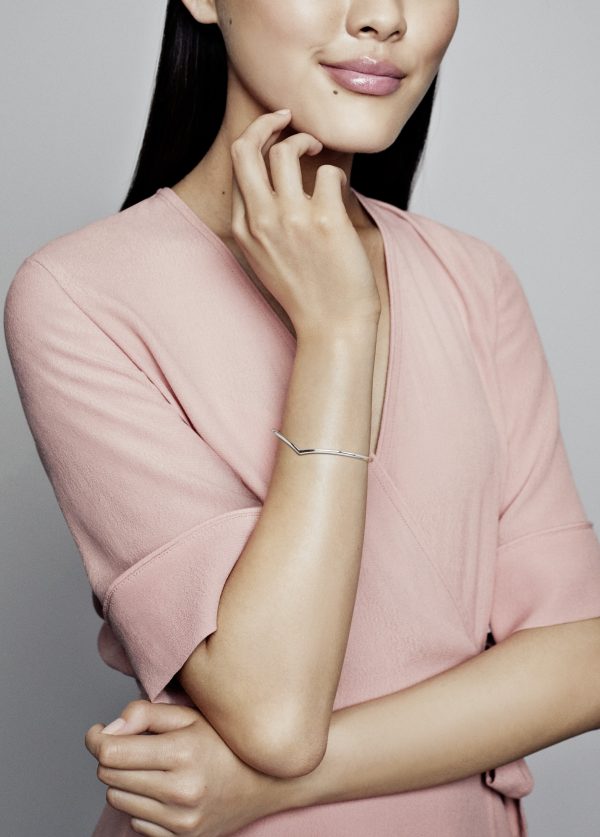 HIGH_RGB_597791_ABC123_MODEL_ECOM_RGB.jpg HIGH_RGB_597791_ABC123_MODEL_ECOM_RGB.jpg