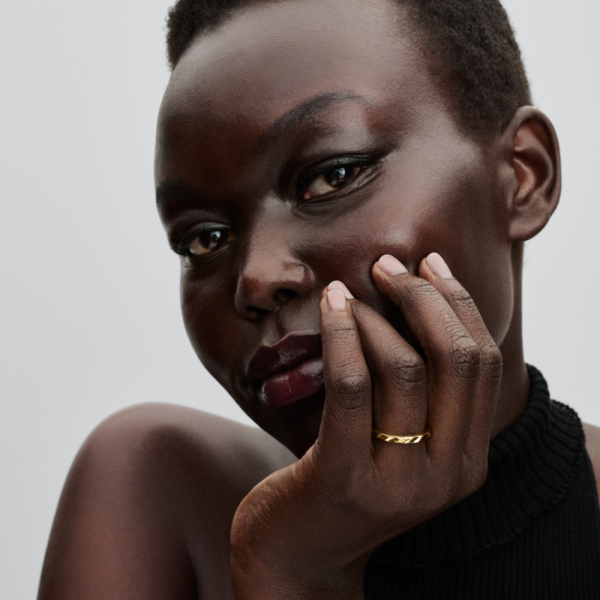 WEB_2025Q2D_collection_essence_go_ac_tp_pdp_model_single_21_1x1_rgb.png WEB_2025Q2D_collection_essence_go_ac_tp_pdp_model_single_21_1x1_rgb.png