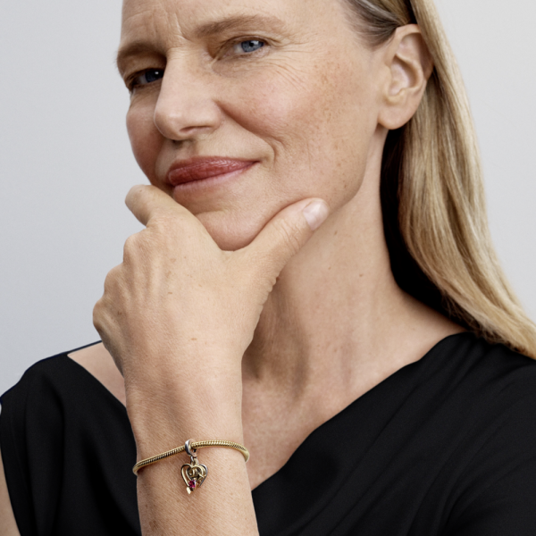 WEB_Q125_A_PDP_MODEL_SINGLE_22_1x1_RGB.png WEB_Q125_A_PDP_MODEL_SINGLE_22_1x1_RGB.png