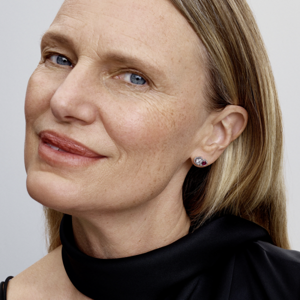 WEB_Q125_A_PDP_MODEL_SINGLE_23_1x1_RGB.png WEB_Q125_A_PDP_MODEL_SINGLE_23_1x1_RGB.png