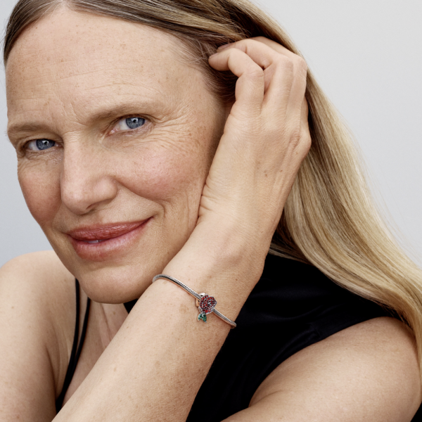 WEB_Q125_A_PDP_MODEL_SINGLE_29_1x1_RGB.png WEB_Q125_A_PDP_MODEL_SINGLE_29_1x1_RGB.png