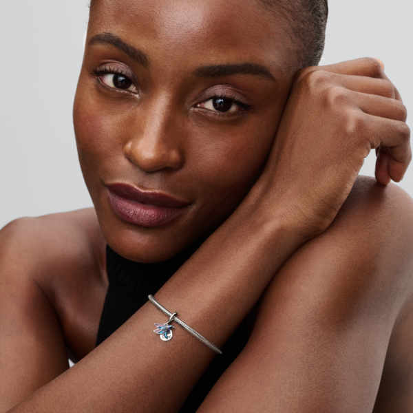 WEB_Q125_B_PDP_Model_01_1x1_RGB.png WEB_Q125_B_PDP_Model_01_1x1_RGB.png