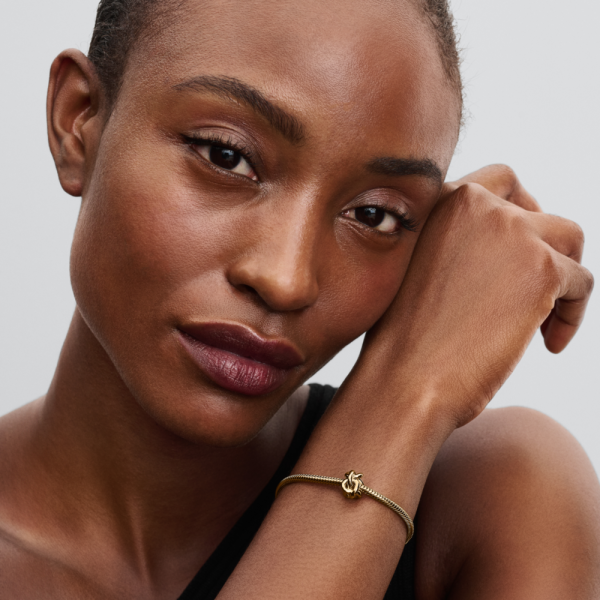 WEB_Q225_C_PDP_Model_Single_04_1x1_RGB.png WEB_Q225_C_PDP_Model_Single_04_1x1_RGB.png