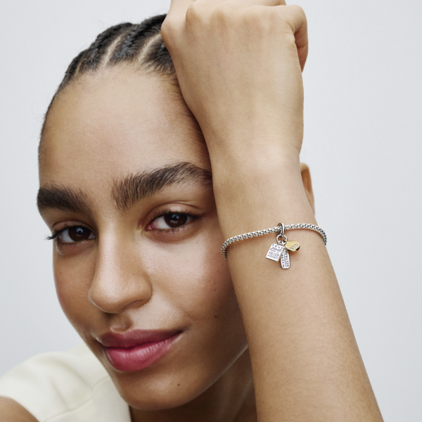 WEB_Q324_E_PDP_MODEL_SINGLE_13_1x1_RGB.png WEB_Q324_E_PDP_MODEL_SINGLE_13_1x1_RGB.png