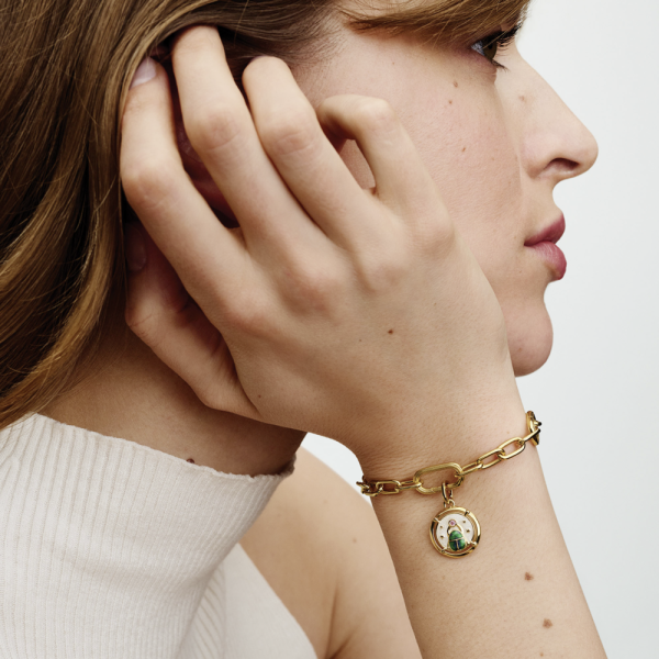 WEB_Q324_E_PDP_MODEL_SINGLE_19_1x1_RGB.png WEB_Q324_E_PDP_MODEL_SINGLE_19_1x1_RGB.png