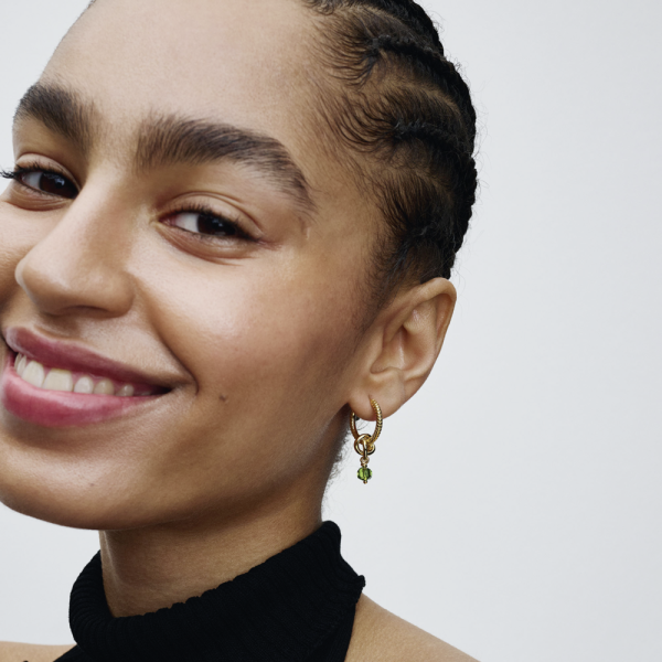 WEB_Q324_E_PDP_MODEL_SINGLE_25_1x1_RGB.png WEB_Q324_E_PDP_MODEL_SINGLE_25_1x1_RGB.png