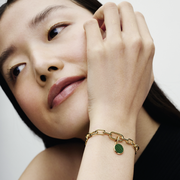 WEB_Q324_E_PDP_MODEL_SINGLE_37_1x1_RGB.png WEB_Q324_E_PDP_MODEL_SINGLE_37_1x1_RGB.png