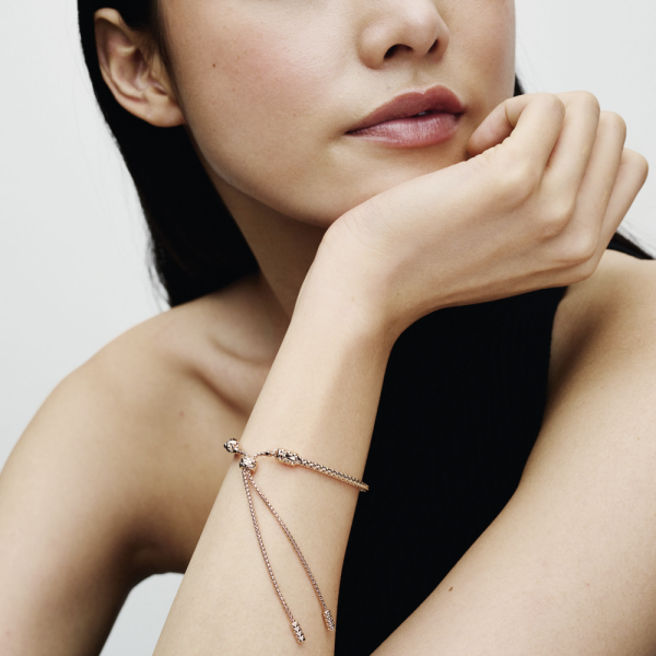 WEB_Q324_E_PDP_MODEL_SINGLE_45_1x1_RGB.png WEB_Q324_E_PDP_MODEL_SINGLE_45_1x1_RGB.png