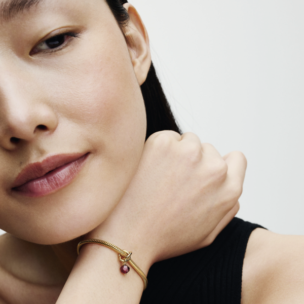 WEB_Q324_E_PDP_MODEL_SINGLE_48_1x1_RGB.png WEB_Q324_E_PDP_MODEL_SINGLE_48_1x1_RGB.png