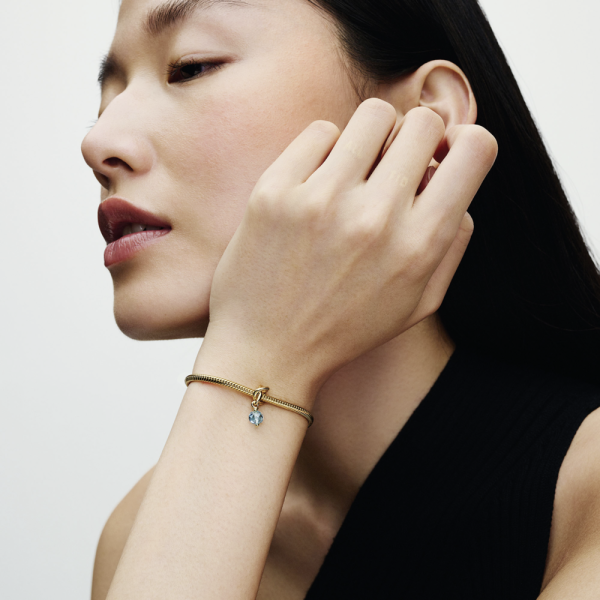 WEB_Q324_E_PDP_MODEL_SINGLE_50_1x1_RGB.png WEB_Q324_E_PDP_MODEL_SINGLE_50_1x1_RGB.png