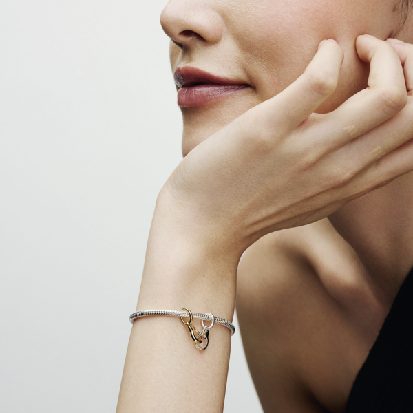 WEB_Q324_E_PDP_MODEL_SINGLE_51_1x1_RGB.png WEB_Q324_E_PDP_MODEL_SINGLE_51_1x1_RGB.png