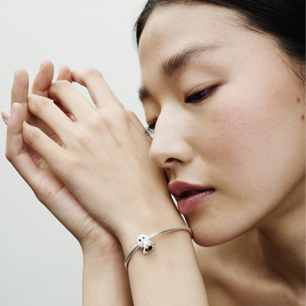 WEB_Q324_E_PDP_MODEL_SINGLE_53_1x1_RGB.png WEB_Q324_E_PDP_MODEL_SINGLE_53_1x1_RGB.png