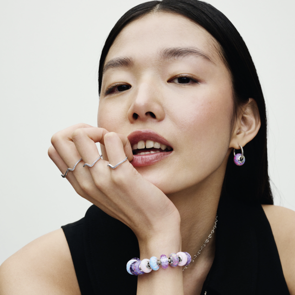 WEB_Q324_E_PDP_MODEL_STYLED_25_1x1_RGB.png WEB_Q324_E_PDP_MODEL_STYLED_25_1x1_RGB.png