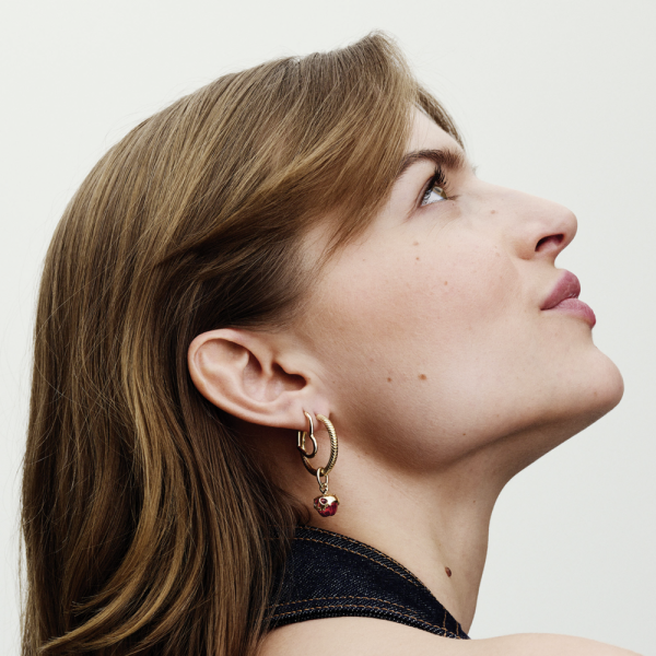 WEB_Q324_E_PDP_MODEL_STYLED_34_1x1_RGB.png WEB_Q324_E_PDP_MODEL_STYLED_34_1x1_RGB.png