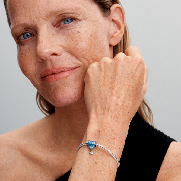 WEB_Q424_G_PDP_MODEL_SINGLE_77_1x1_RGB.png WEB_Q424_G_PDP_MODEL_SINGLE_77_1x1_RGB.png