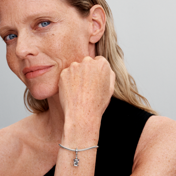 WEB_Q424_G_PDP_MODEL_SINGLE_79_1x1_RGB.png WEB_Q424_G_PDP_MODEL_SINGLE_79_1x1_RGB.png