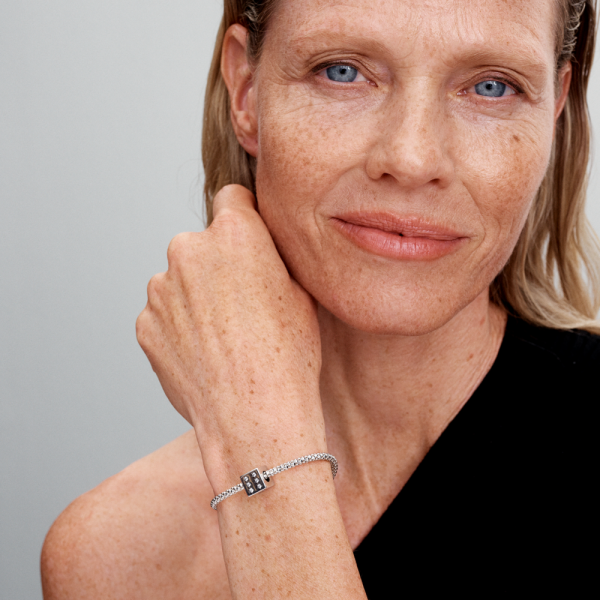 WEB_Q424_G_PDP_MODEL_SINGLE_81_1x1_RGB_1.png WEB_Q424_G_PDP_MODEL_SINGLE_81_1x1_RGB_1.png