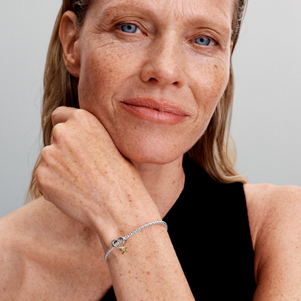 WEB_Q424_G_PDP_MODEL_SINGLE_82_1x1_RGB.png WEB_Q424_G_PDP_MODEL_SINGLE_82_1x1_RGB.png