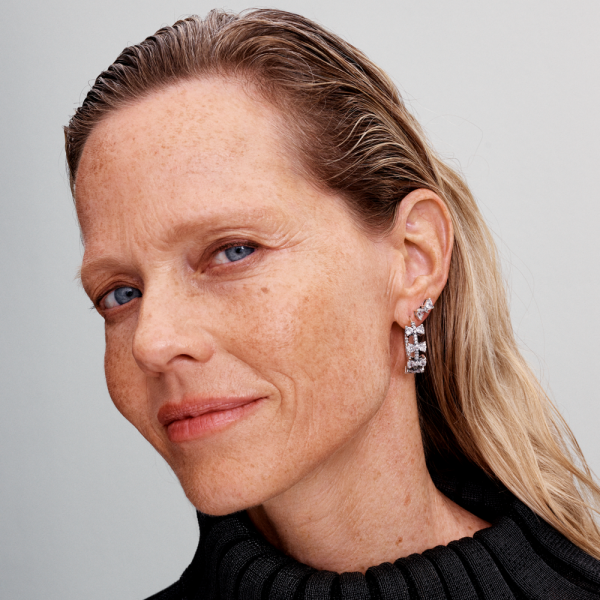 WEB_Q424_G_PDP_MODEL_STYLED_23_1x1_RGB.png WEB_Q424_G_PDP_MODEL_STYLED_23_1x1_RGB.png